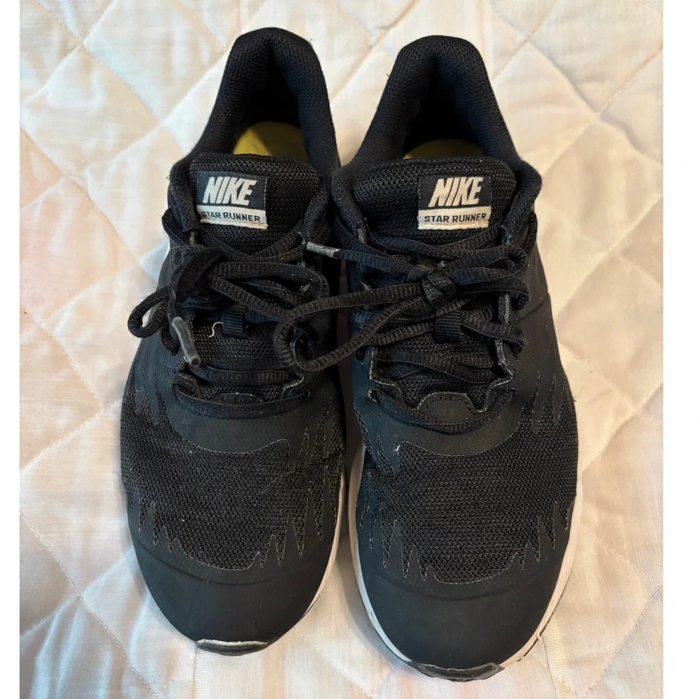 Nike Star Runner Kids Running Shoes‎ Black White Sneakers Lightweight Size 5Y - Picture 2 of 9